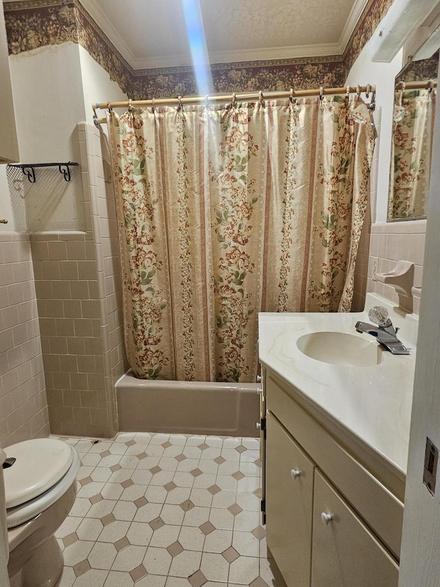 full bath with curtained shower, crown molding, vanity, and toilet