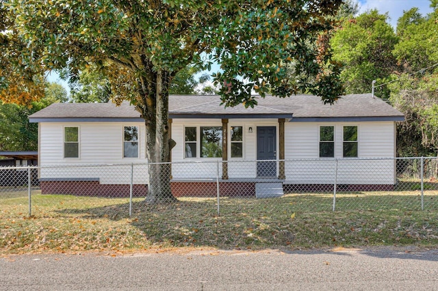 view of front of house featuring a front lawn