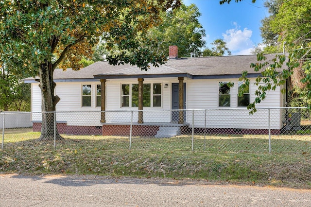 view of front facade with a front lawn