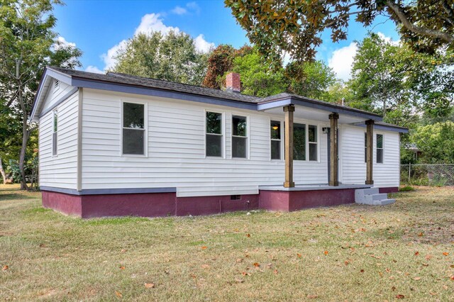 view of front of home featuring a front yard