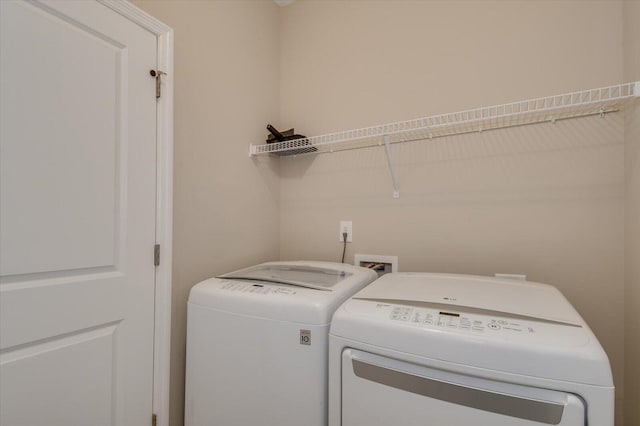 washroom with laundry area and washer and clothes dryer