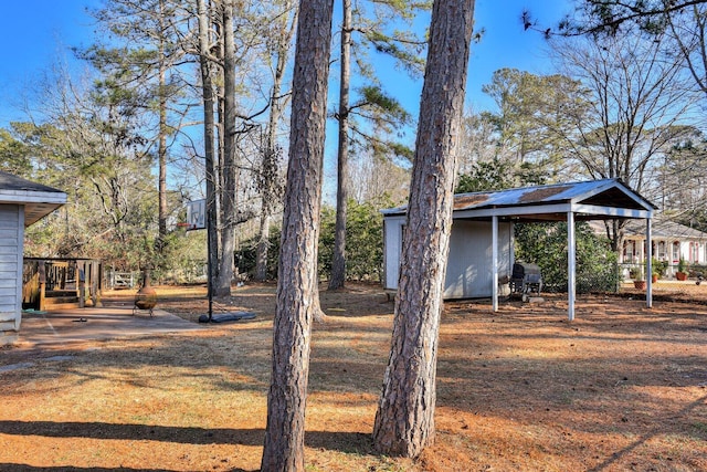 view of yard with an outbuilding