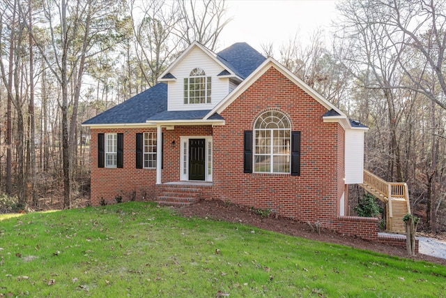 view of front of property featuring a front yard