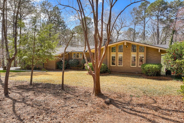 view of front of house featuring a front yard and brick siding