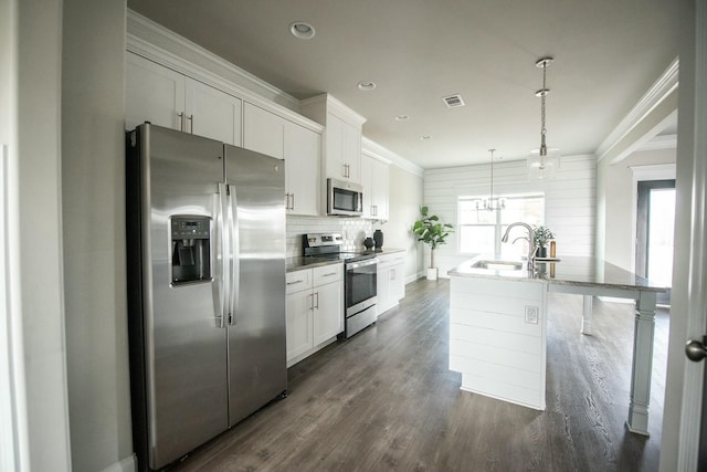 kitchen with stainless steel appliances, crown molding, a sink, and dark wood-style floors