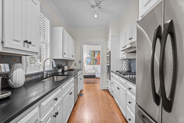 2801 Peachtree Pl, Augusta, GA 30909 - kitchen featuring stainless steel appliances, a sink, under cabinet range hood, dark countertops, and a ceiling fan