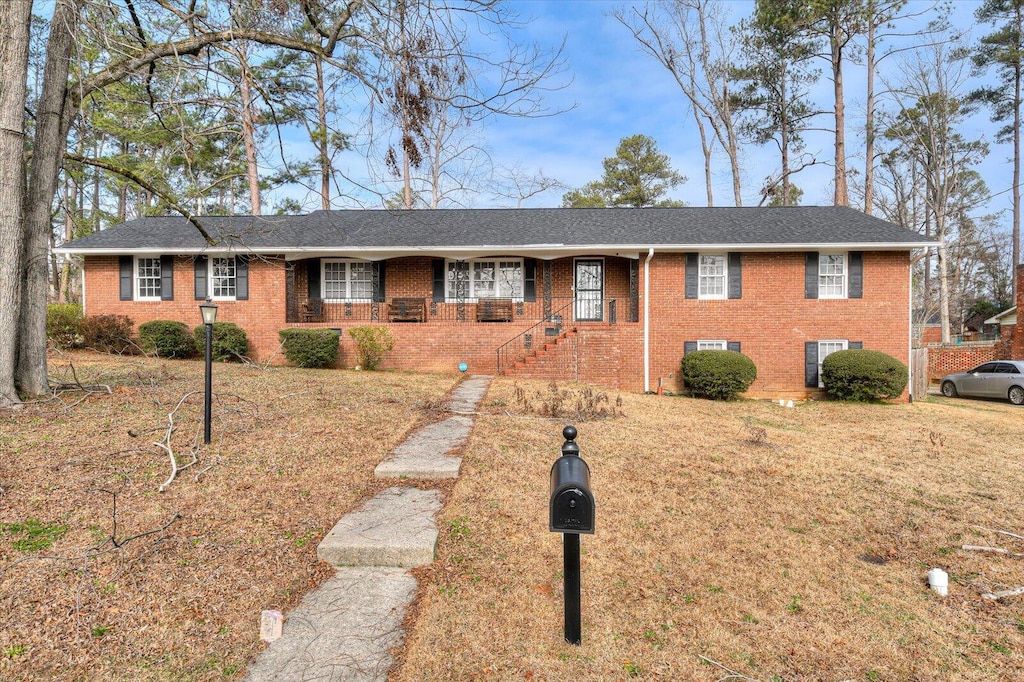 single story home with a front yard