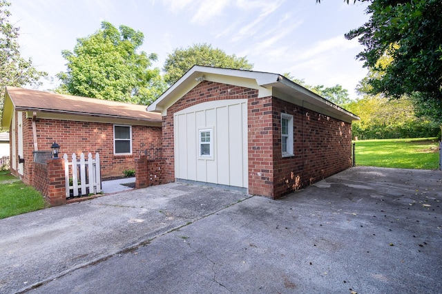 exterior space featuring a lawn