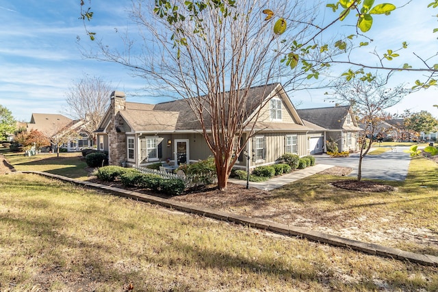 view of front of home with a front lawn