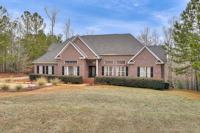 view of front of property featuring a front yard