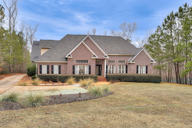 view of front of home featuring a front lawn