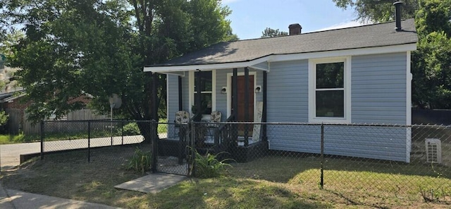 bungalow featuring a front lawn