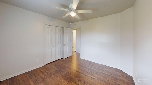 unfurnished bedroom featuring a ceiling fan, a closet, baseboards, and wood finished floors