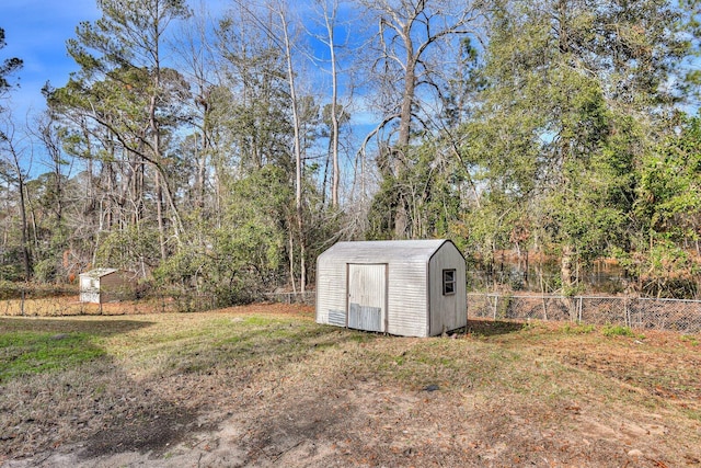 view of yard with a storage unit