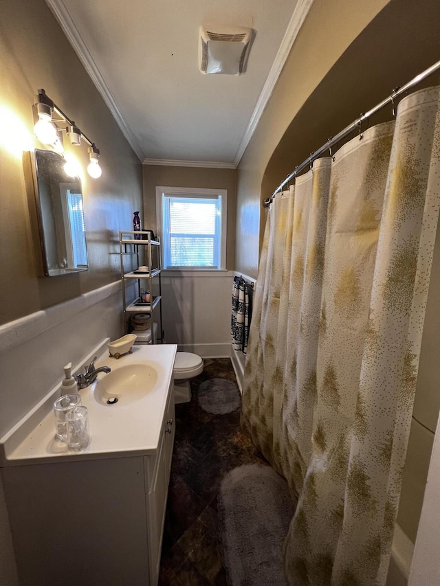 full bath with visible vents, crown molding, toilet, a shower with curtain, and vanity