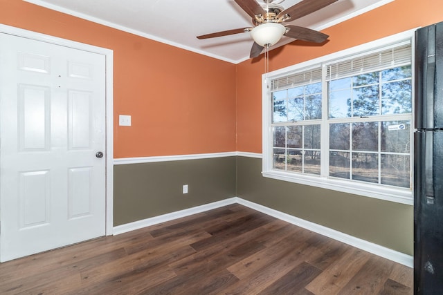 empty room with dark wood-type flooring, ornamental molding, and ceiling fan