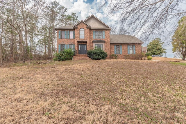 view of front of property featuring a front lawn