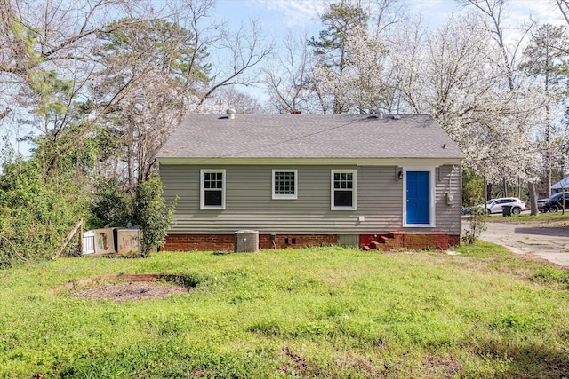 102 Oak St, Washington, GA 30673 - view of front of property with cooling unit, a front yard, and a shingled roof