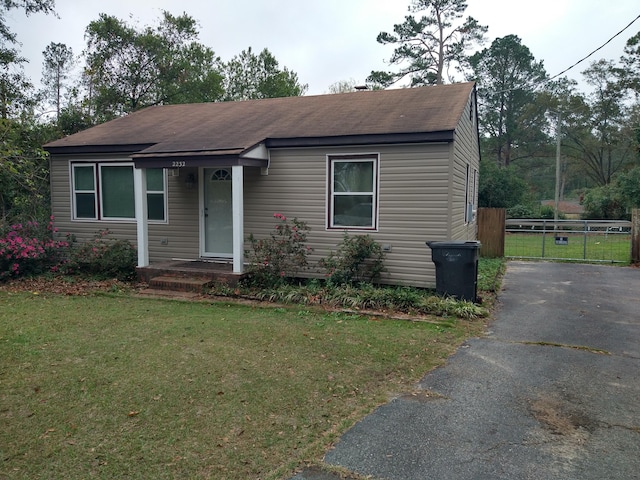 view of front of home featuring a front yard