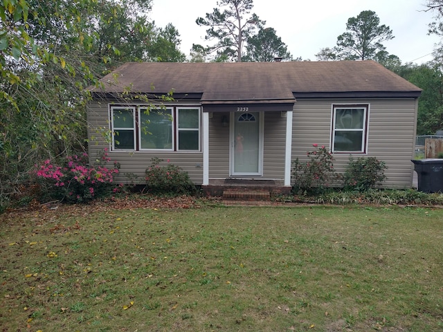 view of front of house featuring a front lawn