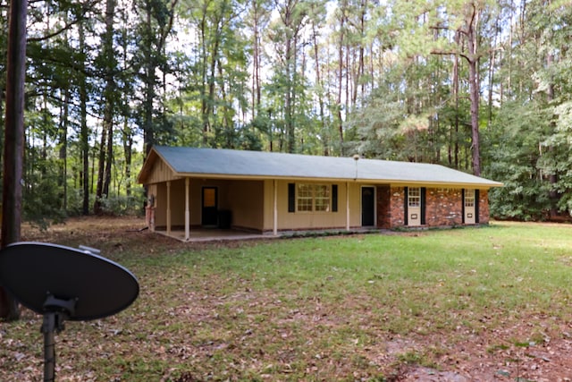 ranch-style house featuring a front lawn