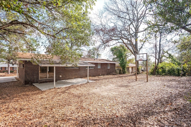 view of yard featuring a patio area