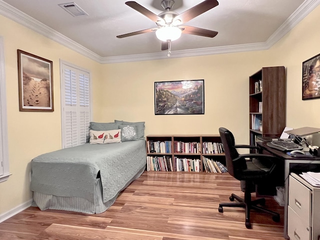 bedroom featuring light hardwood / wood-style floors, ceiling fan, and crown molding