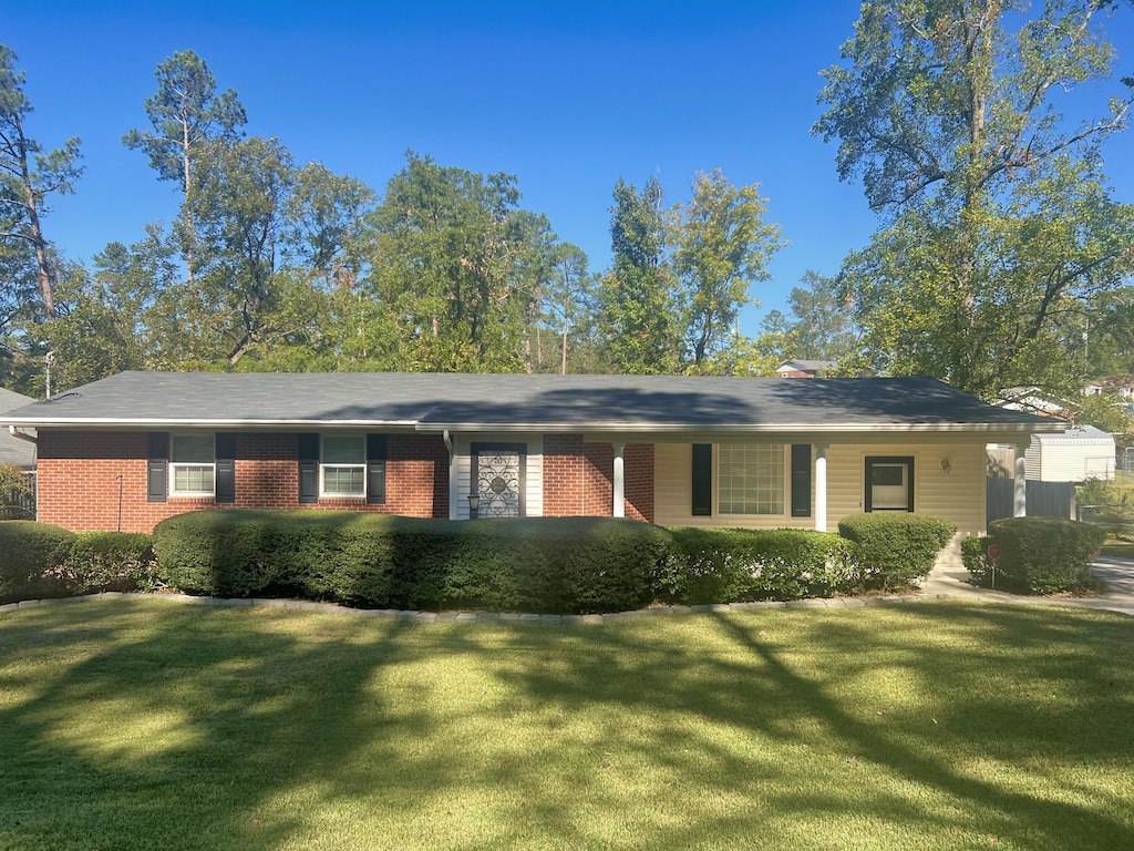 single story home with a front yard