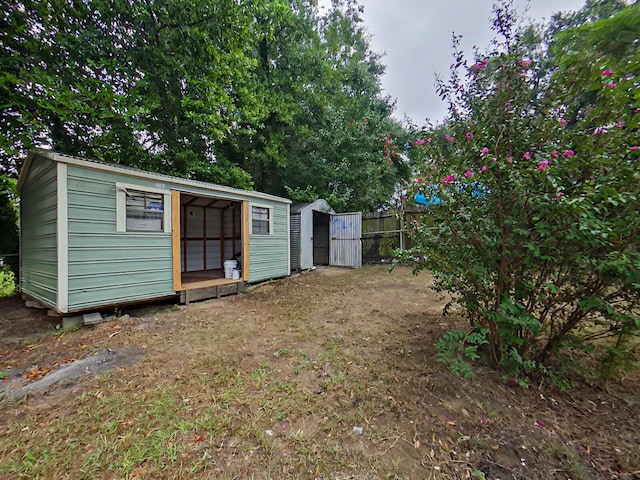 view of yard featuring a storage shed