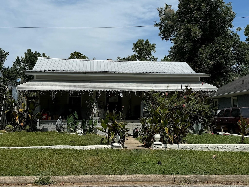 view of front facade with a front lawn