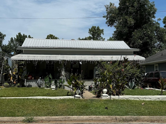 view of front facade with a front lawn