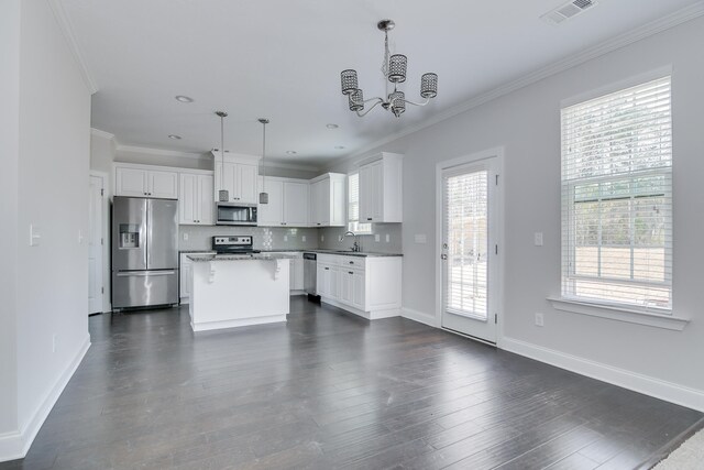 141 Caroleton Dr, Grovetown, GA 30813 - kitchen with stainless steel appliances, crown molding, a chandelier, white cabinetry, and a kitchen island