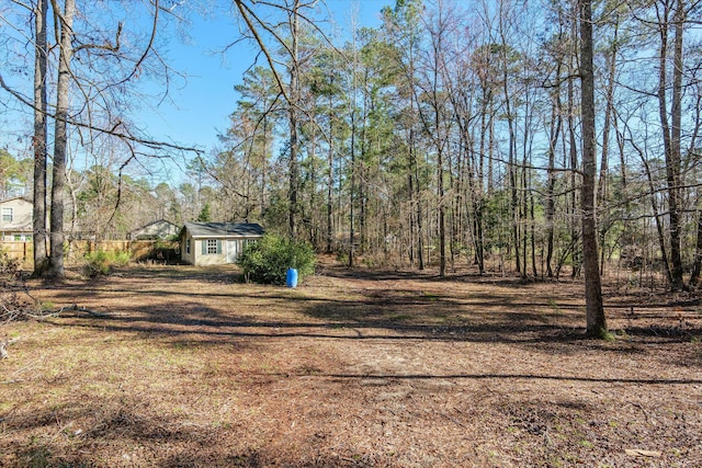 view of yard featuring an outbuilding