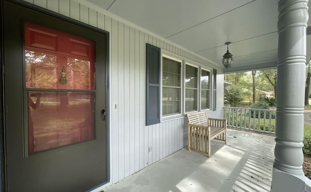 entrance to property featuring a porch