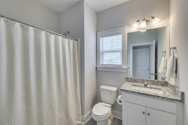 bathroom with toilet, baseboards, a shower with shower curtain, and vanity