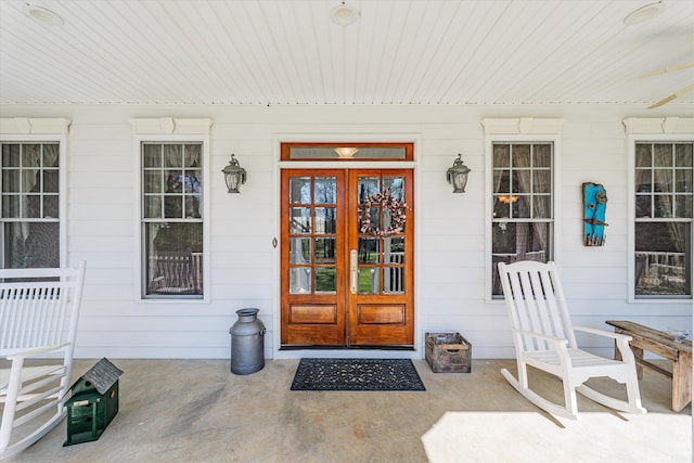 entrance to property featuring covered porch