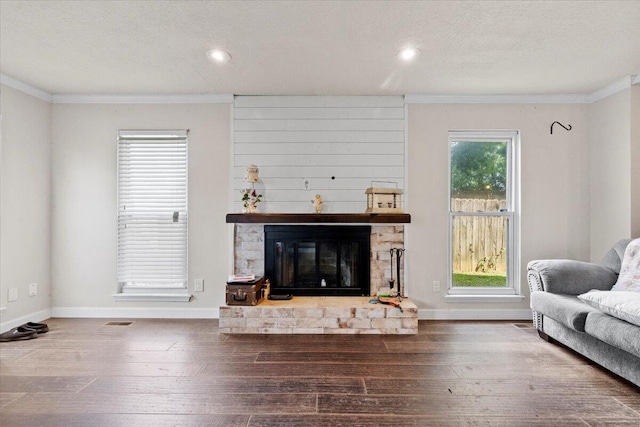 227 Waters Way, Martinez, GA 30907 - living area with crown molding, hardwood / wood-style floors, a glass covered fireplace, baseboards, and recessed lighting