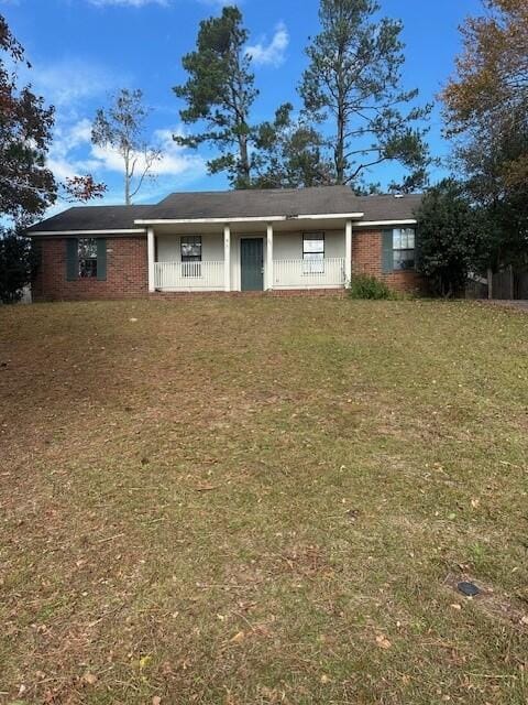 view of front facade with a front yard