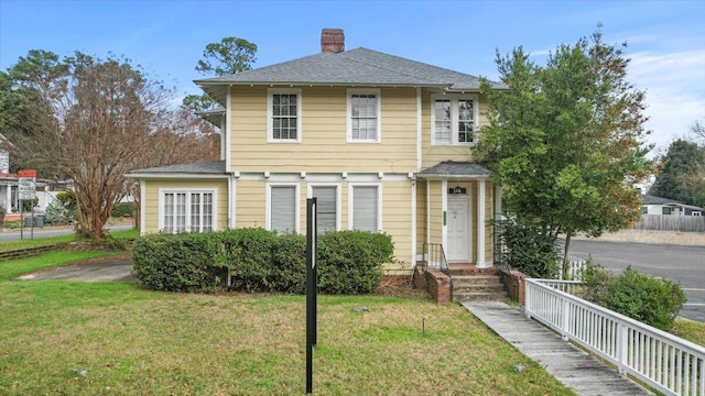 view of front facade featuring a front lawn