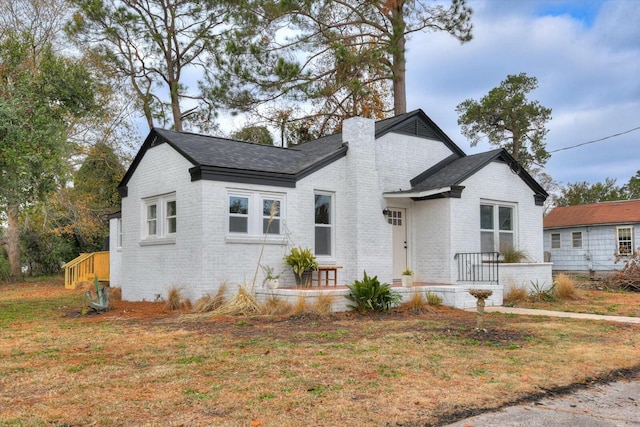 view of front of property featuring a front yard