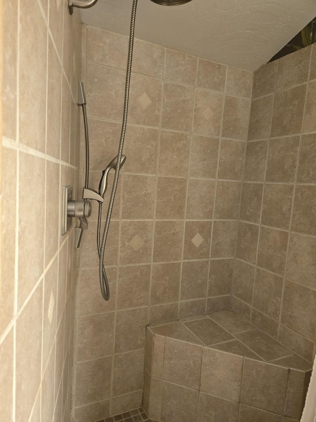 bathroom featuring tiled shower