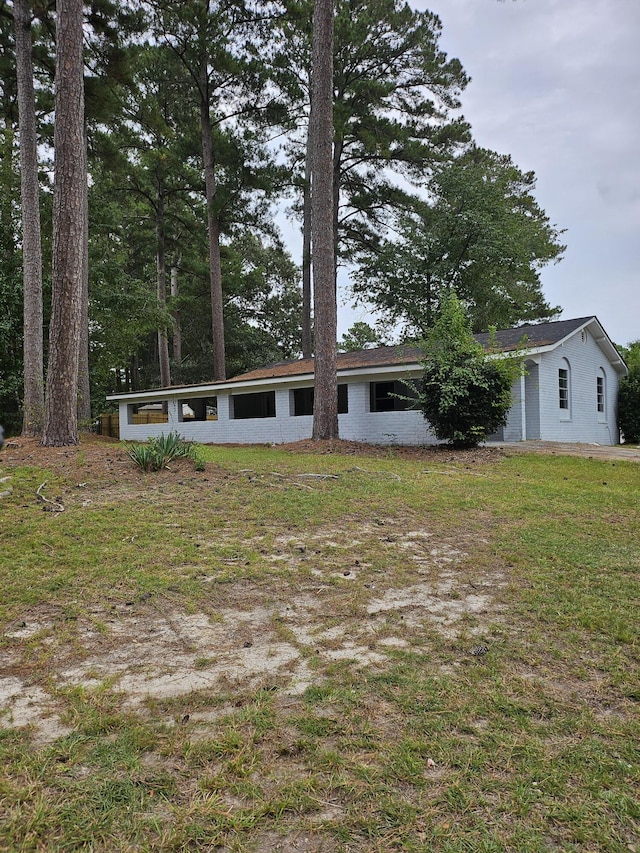 view of front of property with a front yard