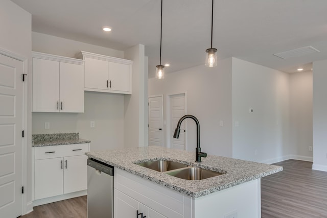 kitchen with wood finished floors, a center island with sink, white cabinetry, a sink, and dishwasher