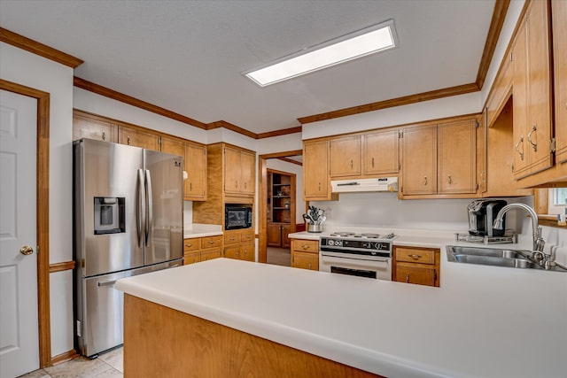 kitchen with a sink, electric range, stainless steel fridge with ice dispenser, under cabinet range hood, and ornamental molding