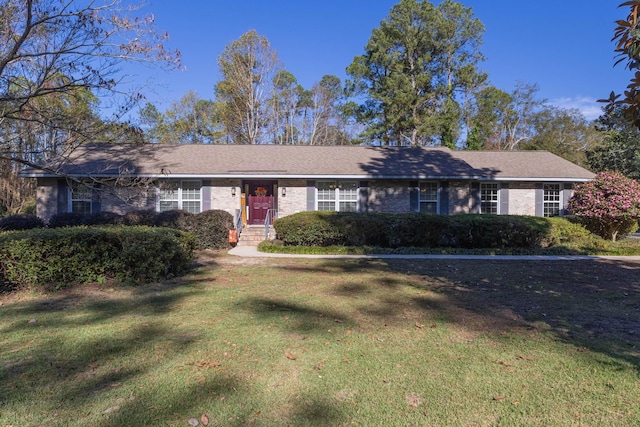 ranch-style home featuring a front lawn