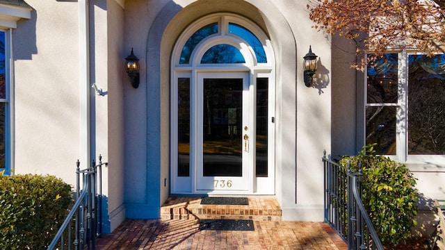 property entrance featuring stucco siding