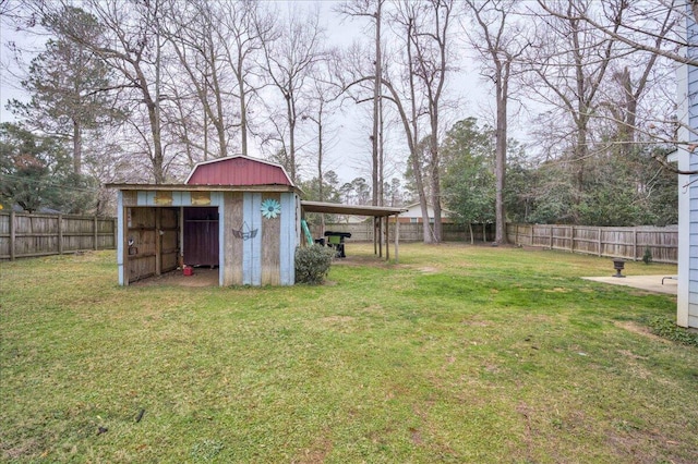 view of yard with a storage shed