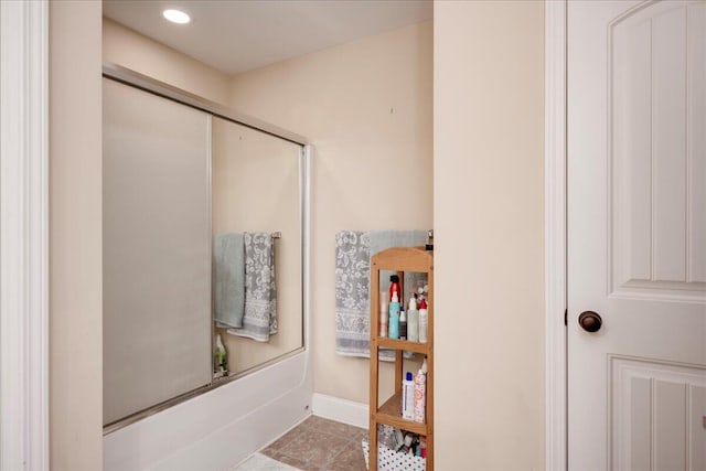 bathroom with enclosed tub / shower combo