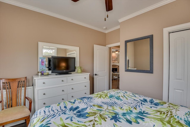 bedroom featuring ceiling fan, ornamental molding, and a closet