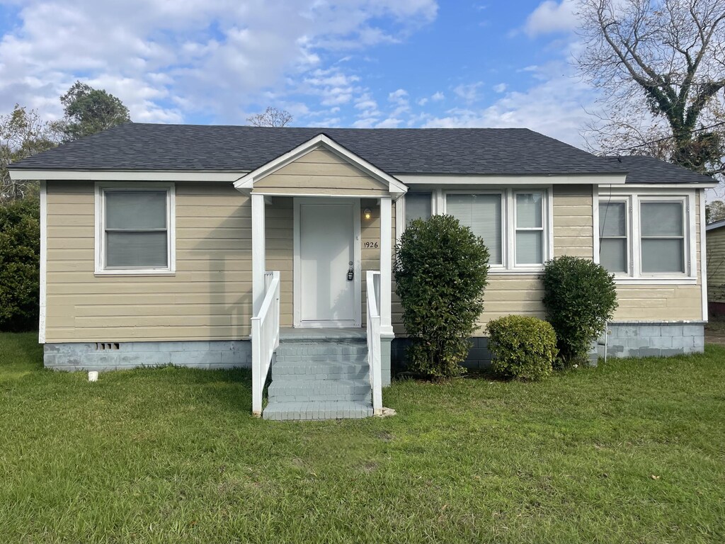 view of front of house with a front lawn